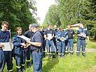 Zehn THW-Helfer bekommen ihre Bescheinigung zum Abschluss der Ausbildung als Atemschutzgeräteträger. Foto: THW/Anja Villwock