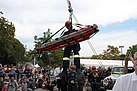 THW-Helfer aus Steglitz-Zehlendorf führen vor, wie eine verletzte Person aus großer Höhe gerettet werden kann. Foto: Thomas Vogel