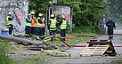 Ein starkes Team - Übungsvorbereitung aus Neukölln, Pyrotechnik aus Treptow-Köpenick und Logistik aus Pankow. Foto: THW/Joachim Schwemmer