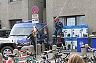 THW-Helfer aus dem Ortsverband Friedrichshain-Kreuzberg am Öffentlichkeitsstand, während sich ein Helfer vom Hochhaus abseilt. Foto: THW/Thomas Vogel