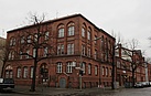 Das Gebäudeensemble 2014: Links vorn das alte Rathaus am Britzer Damm, dahinter in der Hannemannstraße die einst modernste Feuerwache Berlins, anschließend die Gemeindeschule. Heute beherbergt die alte Feuerwache einen Jugendclub. Quelle: THW/ Anja Villwock